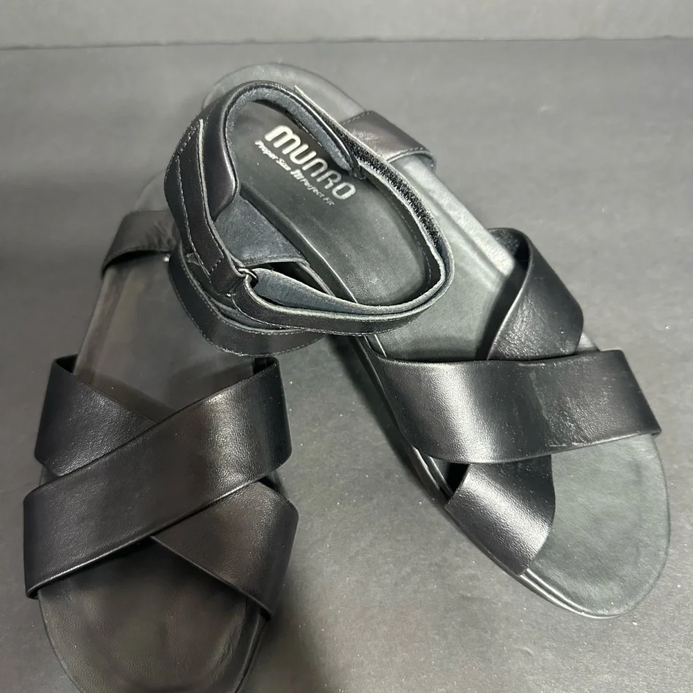 Munro Black Leather Sandals size 9.5 pre owned Exellent condition.